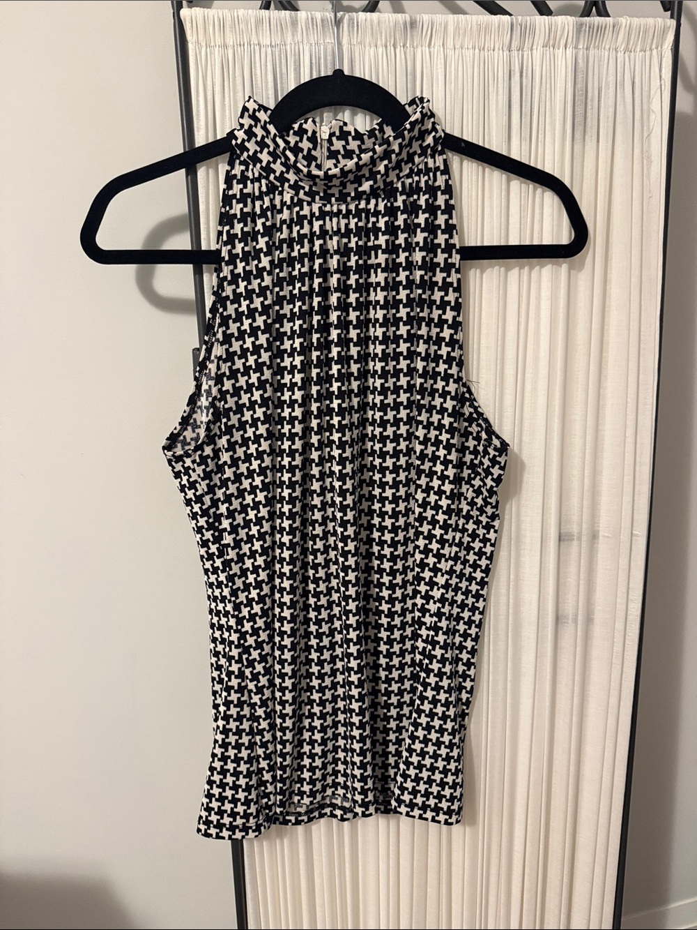 Mock Neck Houndstooth Camisole - Black & White